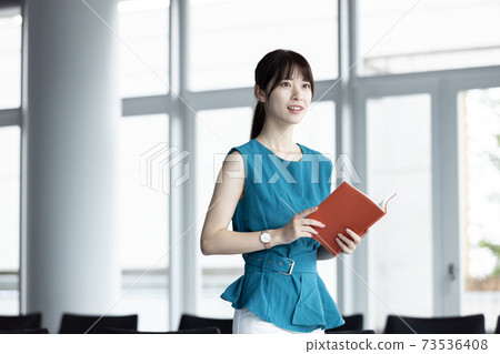 A young lady with a notebook 73536408