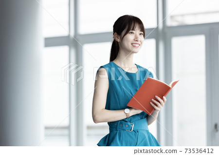 A young lady with a notebook 73536412