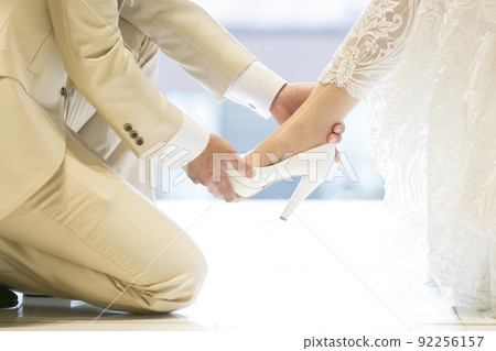 Bridal photo of the situation where the bride and groom put on their shoes 92256157