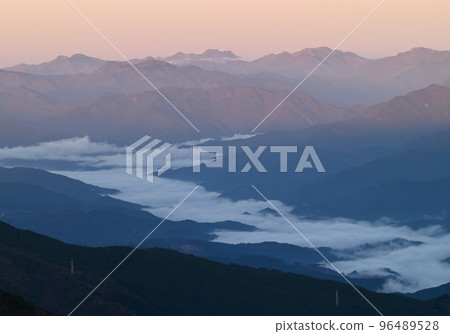 Sunrise and sea of clouds on Mt. Ishizuchi from Kajigamori, Otoyo Town, Kochi Prefecture, Shikoku 96489528