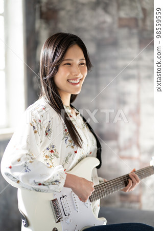 Young woman portrait (electric guitar) 98559559