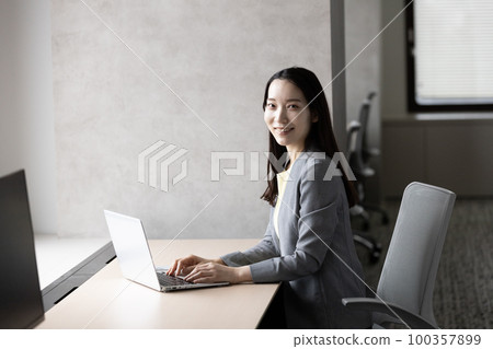 A woman who operates a personal computer 100357899