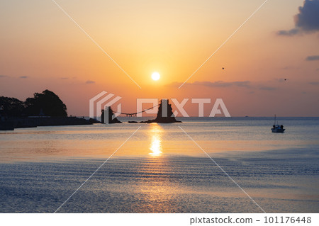 A large shimenawa rope and the first sunrise of a new year that connects the Meoto-iwa Rocks of Bungo Futamigaura in Saiki City, Oita Prefecture 101176448