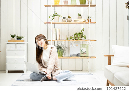 A young woman operating a laptop 101427622