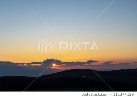 View of the sunrise from the plateau at dawn 111374129