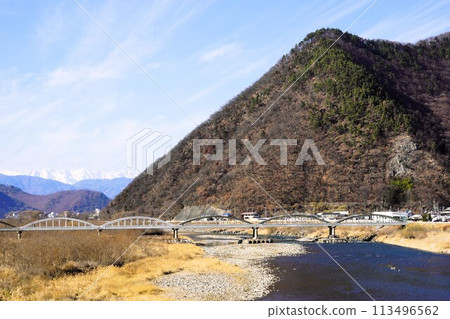 這是從長野縣坂城町千曲川河床看到的能登半島的景色，在能登半島地震前一天，這裡出現了放射狀地震雲。 113496562