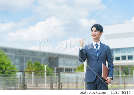  Businessman who plays guts pose 115946515