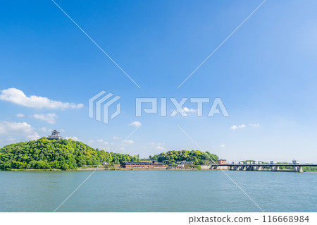 View of the national treasure, Inuyama Castle, from the Kiso River Highway on the Gifu side 116668984