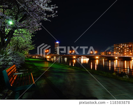 Scenery of the riverbed around the Shinano River and Bandai Bridge in Niigata City, Niigata Prefecture 118383878