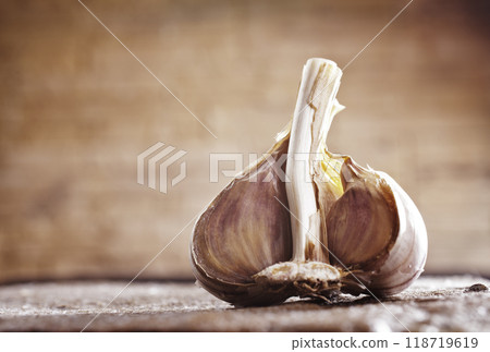 The fresh garlic on a table 118719619