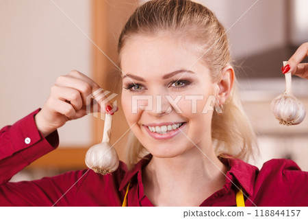 Woman holding two garlic 118844157