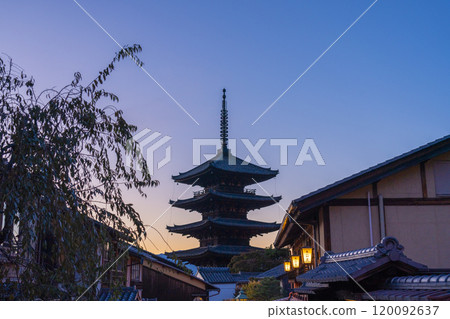 Sunset sky and Yasaka Tower 120092637