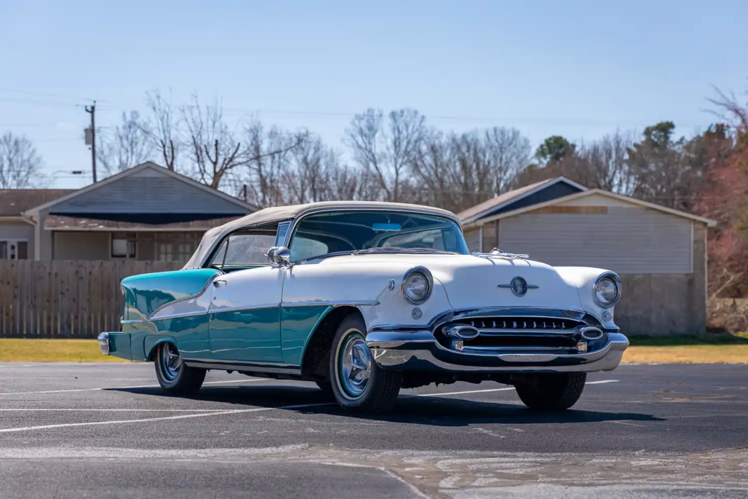 Super 88’s Seafoam Serenade: The ’55 Olds Convertible, A Rocket-Powered Dream in Turquoise and White