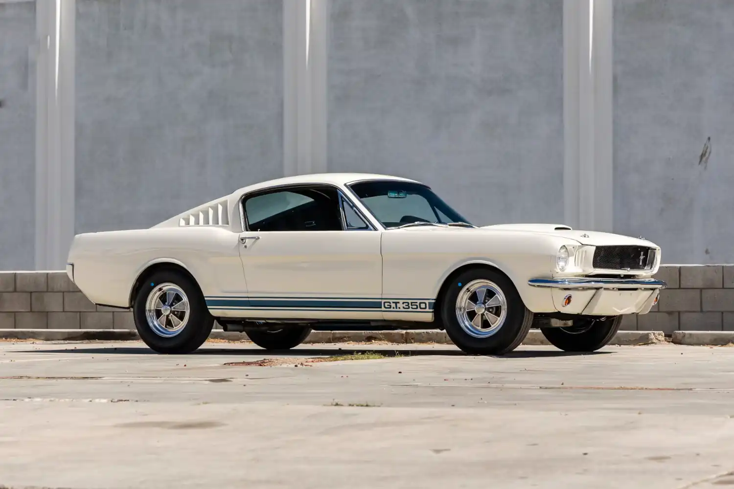 Shelby’s Signature GT350: A 1965 Masterpiece of 289 Power and Racing Excellence