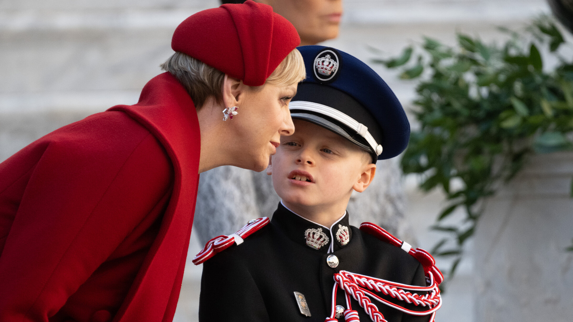 "ZDFroyal: Fürstenkinder - Monaco - Glanz und Drama": Charlene von Monaco beugt sich zu ihrem Sohn, Prinz Jaques von Monaco.