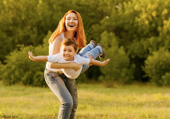 Mujer jugando con un niño