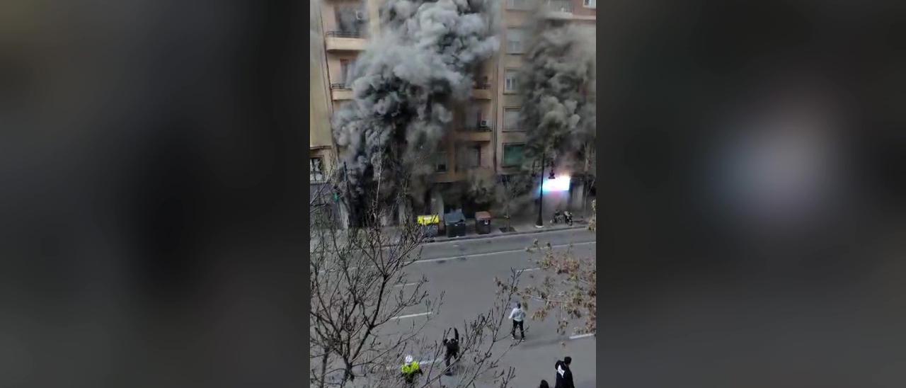 "¡No te asomes!": Los gritos de la policía para poner a salvo a los vecinos cercanos al incendio en Valencia