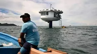 El hombre que vive bajo el mar desde hace tres meses para batir un récord mundial