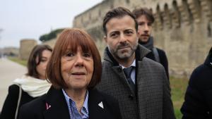 Gisele Pelicot y sus abogados a su llegada al Tribunal de Avignon. EFE/EPA/GUILLAUME HORCAJUELO