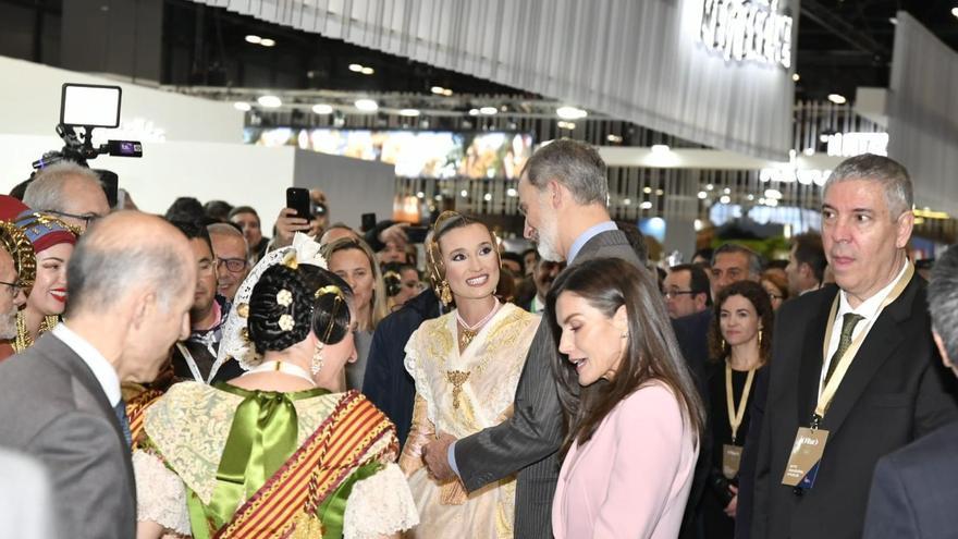 Los reyes visitan el stand de la C.Valenciana en Fitur