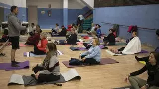 Más de 30 personas participan en el taller de yoga de Algemesí para reducir el estrés tras la dana