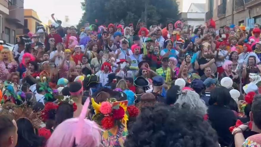 Pasacalle de Bambones durante el tradicional pique anual entre Diablos Locos y la murga lagunera