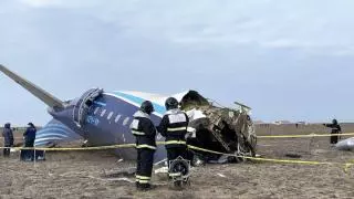 Un pasajero grabó los daños en una de las alas del avión siniestrado en Kazajistán