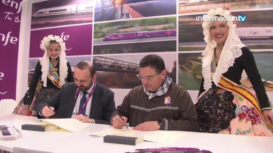 La Federació de Fogueres firma un convenio con Renfe en FITUR