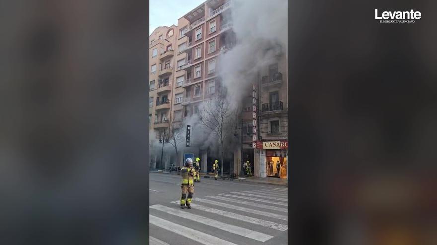 Los bomberos tratan de extinguir el incendio declarado en el centro de València