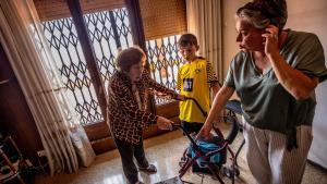 Una madre, Anabel Sorroche, con su hijo de 12 años y su madre de 87, ambos a su cargo para los cuidados.