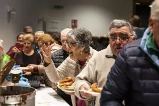 30 kilos de migas, 600 churros y chocolate para los vecinos de Hispanoamérica de Cáceres