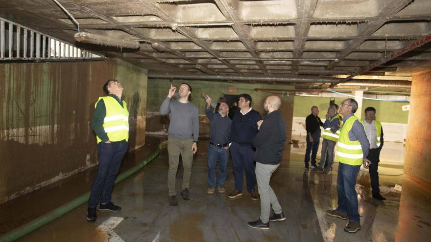 El presidente de la diputación Vicent Mompó y el alcalde de Algemesí José Javier Sanchis visitan el parking de la plaça del Mercat