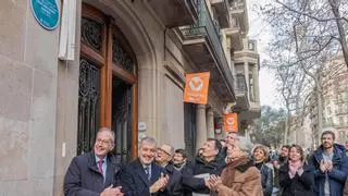 Una placa en Bruc 49 rinde homenaje a Cerdà en el que fue su hogar en el Eixample