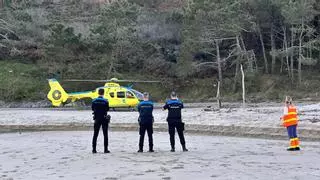 Trasladan en helicóptero a un vecino de A Coruña que sufrió un infarto en la playa de Barra