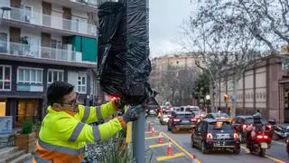 El corte de Urgell por las obras de Ferrocarrils transforma Rosselló en una caravana incesante de coches