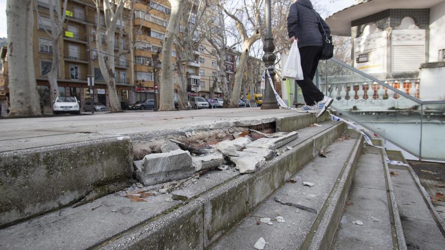 Así han quedado las escaleras del Gran Teatre tras ser recorridas por un coche