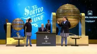 Una niña de San Ildefonso canta por segunda vez el Gordo por error: "Es que un chico me ha dicho que cante..."