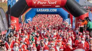 Tres mil 'papás noel' y elfos celebran la Navidad por las calles de Barcelona