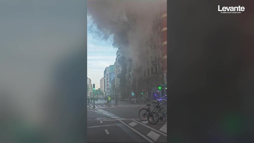 Espectacular incendio en el centro de València