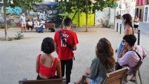 Jóvenes y mayores en una plaza de Badalona, durante la pandemia.