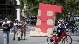 Barcelona apuesta por indultar a 'Pink Barcino', la escultura de homenaje al paseo de Gràcia que iba a ser efímera