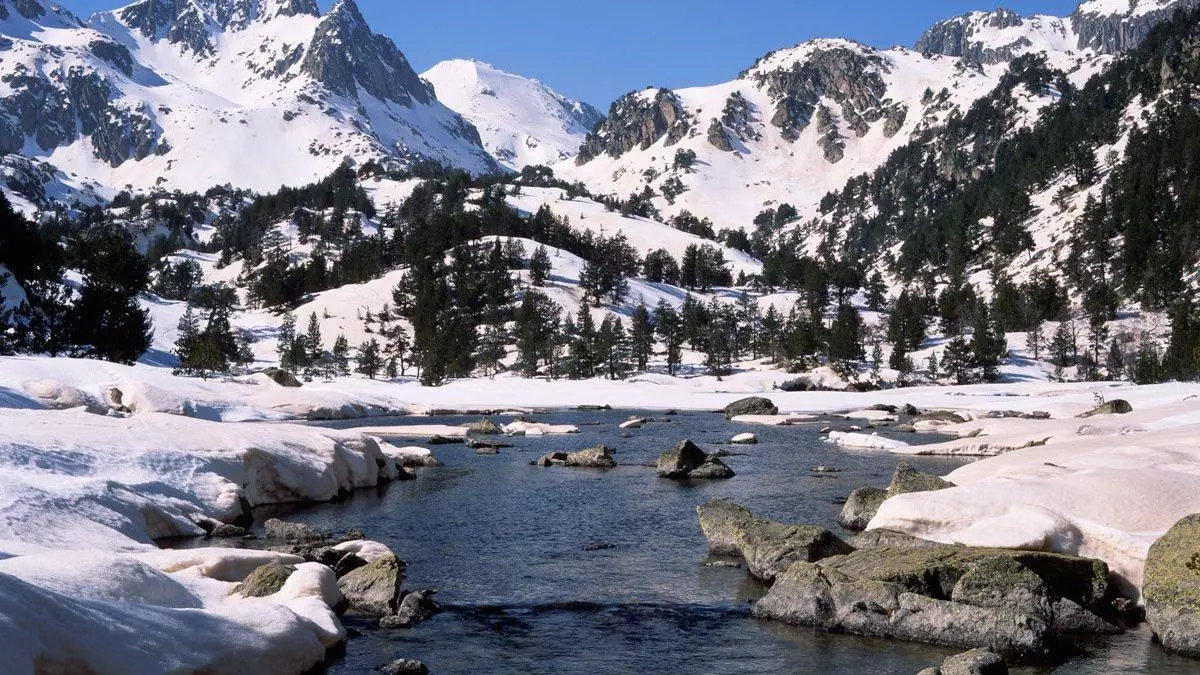 Explora la ruta invernal en el Parque Nacional de Aigüestortes