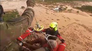 Soldados de la Unidad Militar de Emergencia rescatan a un hombre afectado por la DANA en Valencia con un helicóptero del Ejército