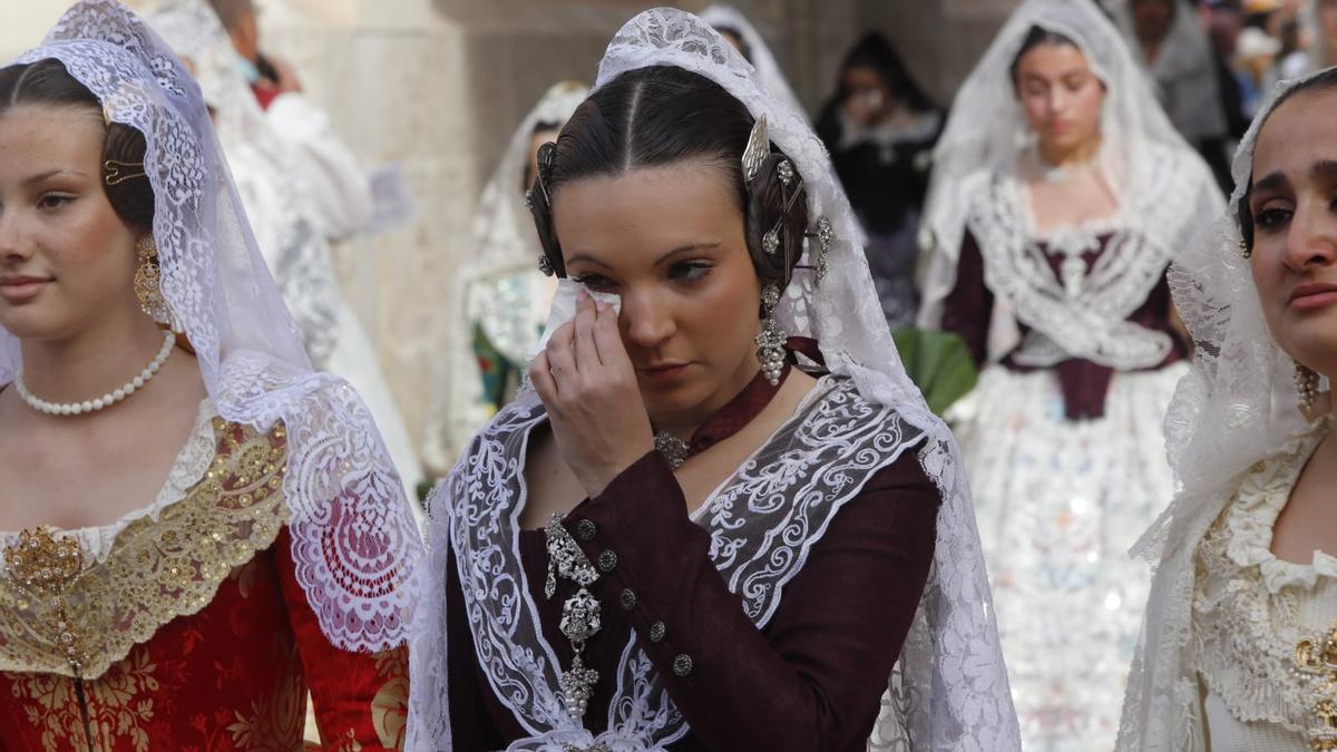 Desbordante emoción en las primeras fotos de la ofrenda de fallas 2024