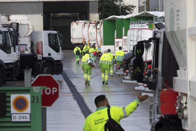 Trabajadores en un centro de trabajo del servicio de limpieza de Barcelona.