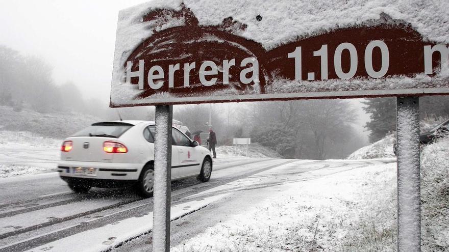 La nieve complica el tráfico en los puertos de Álava