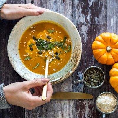 Sopa vegana de coco y calabaza asada