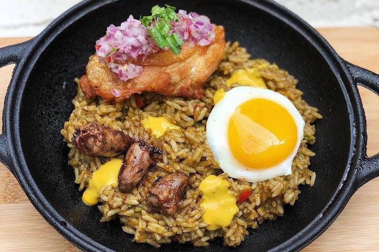 Arroz com frango e ovo frito servido no Ama.zo, novo restaurante peruano no centro de SP