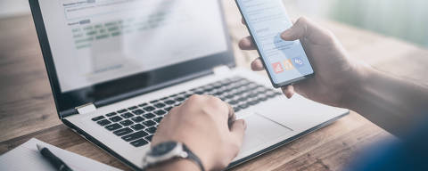 Man works at home and uses a smart phone and notebook computer.
Foto:  REDPIXEL / adobe stock