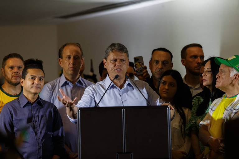 Governador eleito do estado de São Paulo, Tarcísio de Freitas (Republicanos), discursa após vitória ao lado de apoiadores